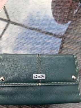 Buxton Dark Green Pebbled Leather Wallet with Contrast Stitching
